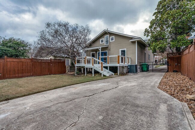 Building Photo - 3-BEDROOM COTTAGE IN ALAMO HEIGHTS