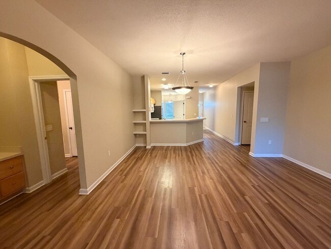 Building Photo - 2/2 Oakleaf Townhome! Amenities! Garage Parking!