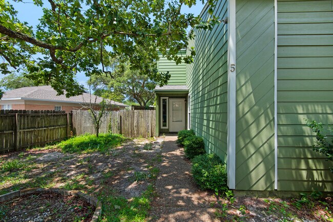 Building Photo - 62 4th Ave