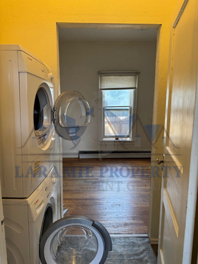 Building Photo - 3 Bedroom 1 Bathroom Apartment