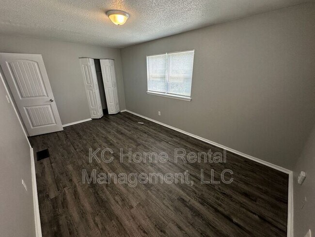 Building Photo - 212 N Oak Dr