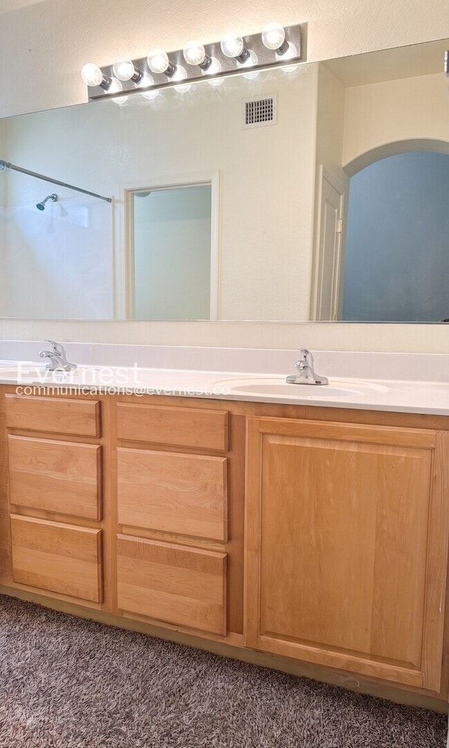 Building Photo - 3 Bed, 2 Bath Home with Fenced Yard & Garage / Vouchers Accepted / Available Now!