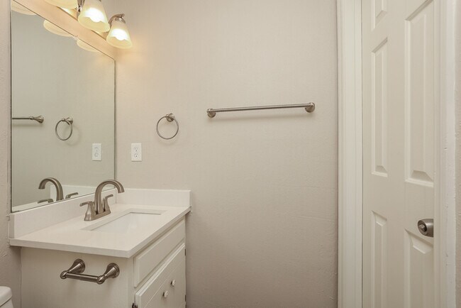 Building Photo - 3-Bedroom Home with Deck in La Vergne