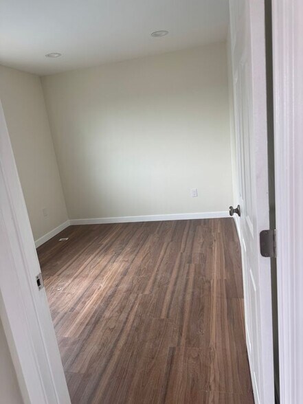 Building Photo - 903 Regal Canyon Dr