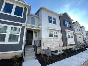 Building Photo - Beautiful Willow Point Townhome
