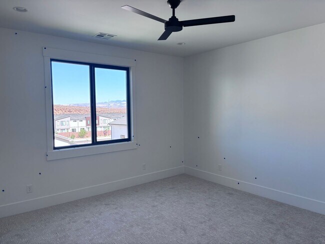 Building Photo - Brand New 6 Bed 4 bath home with built in ...