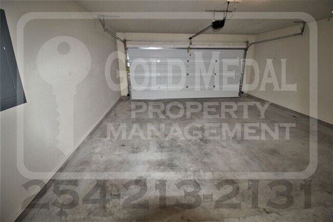 Building Photo - Beautiful 3-bedroom, 2-bathroom home with a 2-car garage now available for rent!