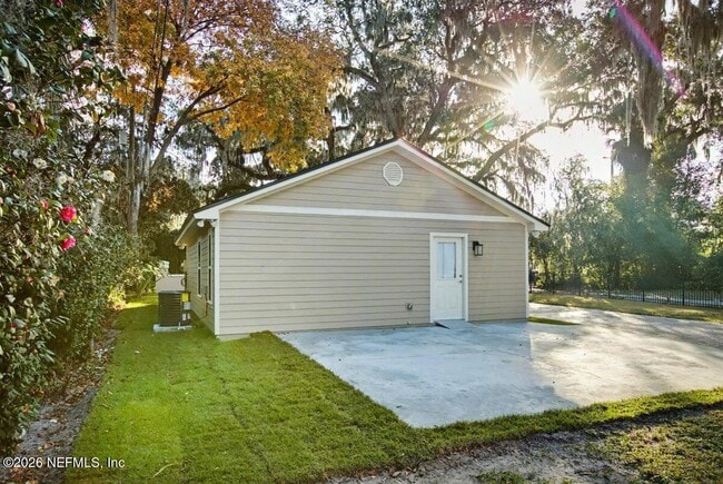 Building Photo - 2210 Shepard St