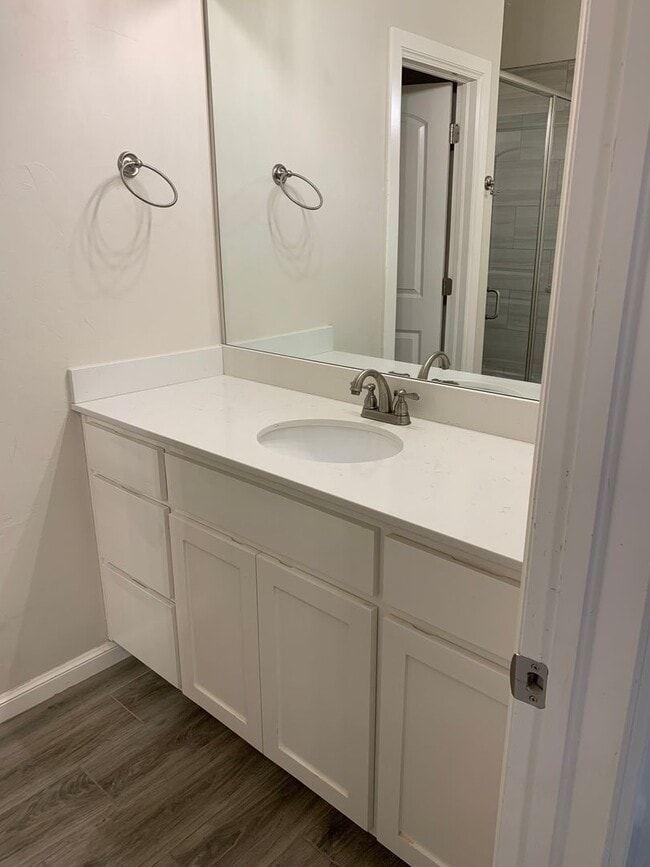 Building Photo - 3 bed, 2.5 bath home in the Enclave