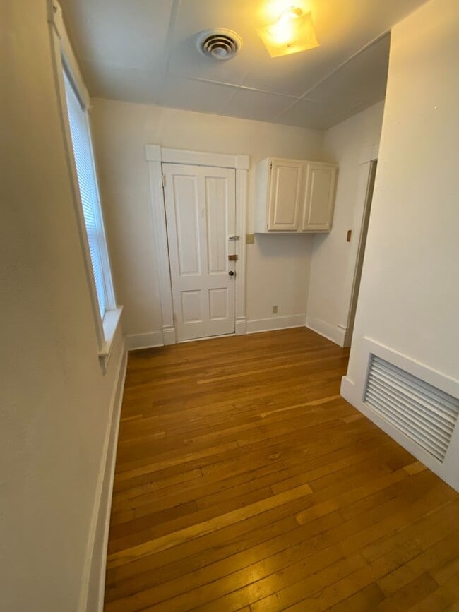 Building Photo - Spacious One Bedroom on the Northside