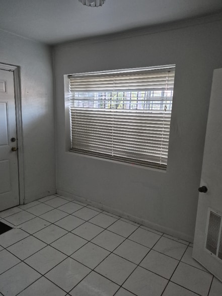 Building Photo - 1068 NW 31st St