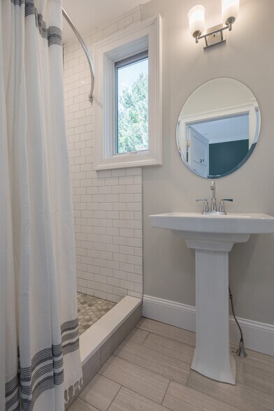 Building Photo - 121 Centre St