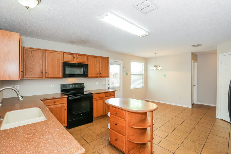 Building Photo - 2044 W Grove Ln