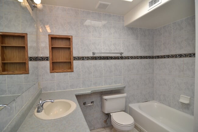 Building Photo - Spacious 4 Bedroom 2 Bath Home! Great South Tucson Location!