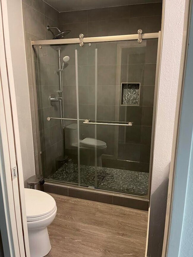 Building Photo - EPIC REA:End-Unit & Top 2 Floor (Penthouse...