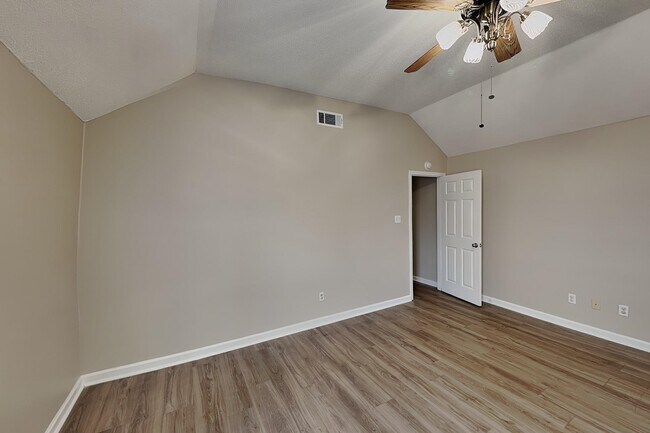 Building Photo - 1633 Dexter Ln