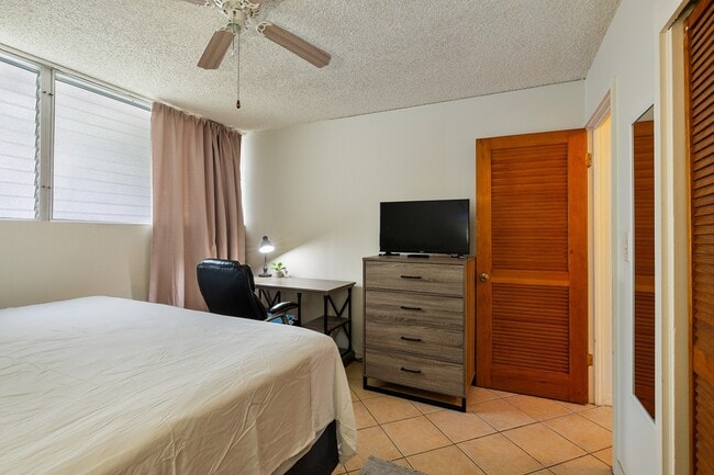 Building Photo - Furnished 1 Bed 1 Bath Condo. Includes Electric, Water, Sewer & Gas. Ample unassigned parking.