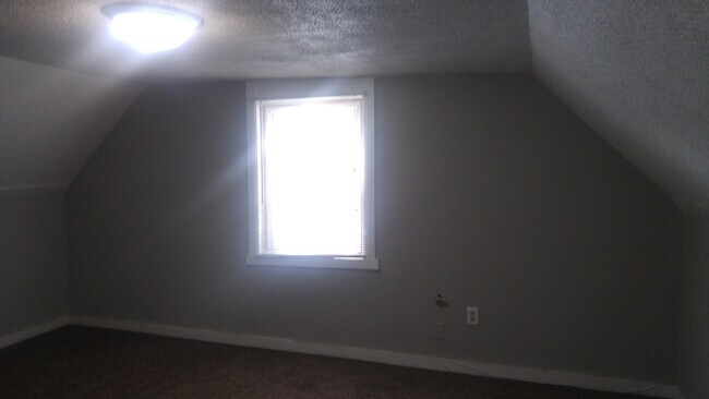 Building Photo - 2-Story House, 5Bed/2Bath with Washer/Drye...