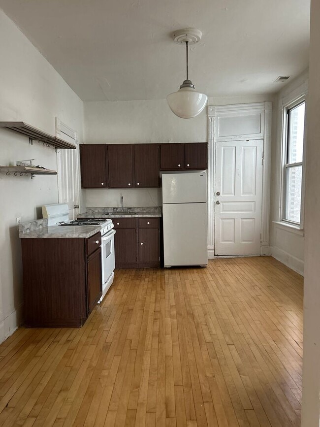Building Photo - 862 N Hermitage Ave