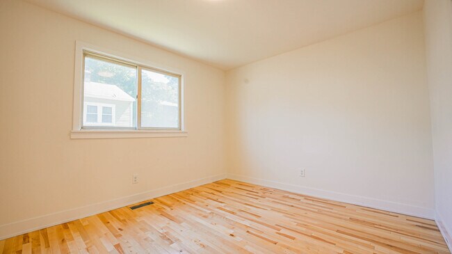 Building Photo - 25 Oakleaf Dr