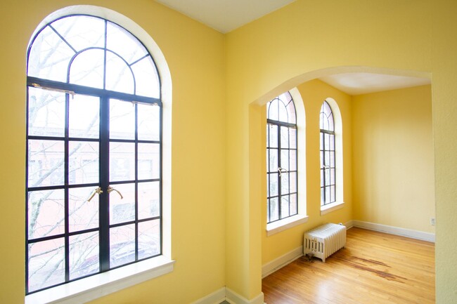 Building Photo - RARE Availability: Stunning Studio on Miss...