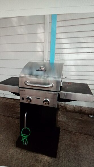 Building Photo - 832 W Eagle St