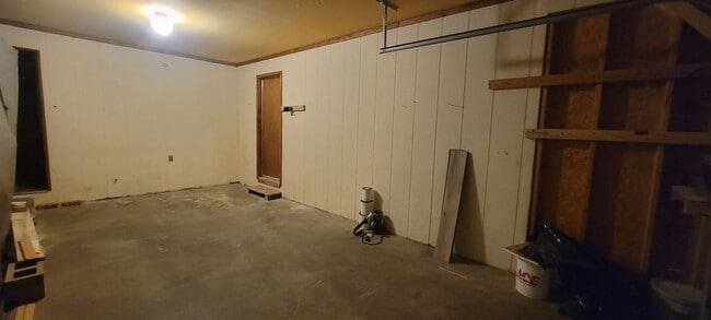 Building Photo - 2 bedroom 1 bath with garage ** Move-In Special