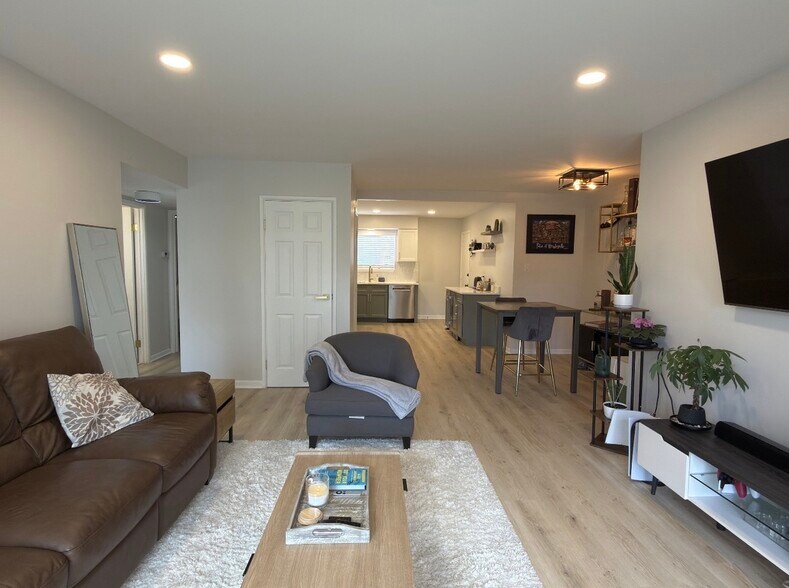 Building Photo - 9416 Bay Colony Dr