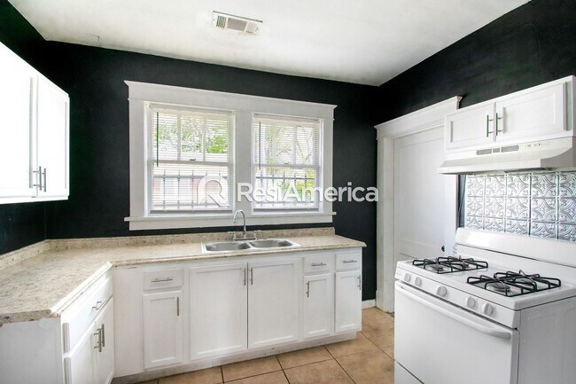 Building Photo - Classic Bungalow in a Convenient Location!