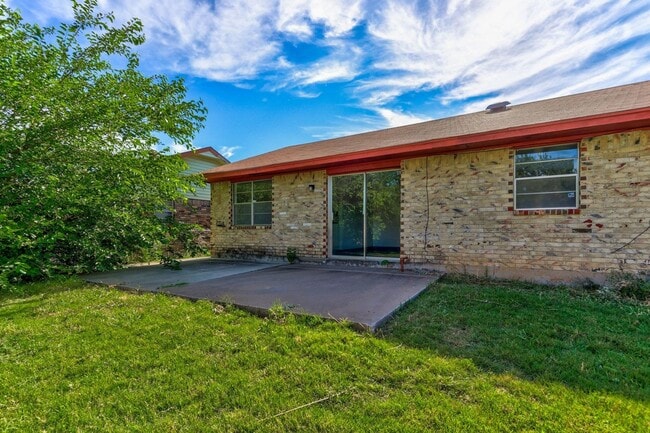 Building Photo - Cozy & Stylish Living Near ESA Park with F...