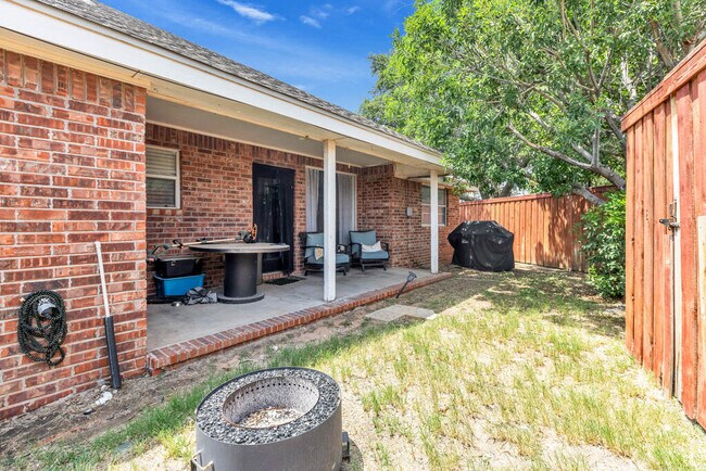 Building Photo - 6515 Amber Dr