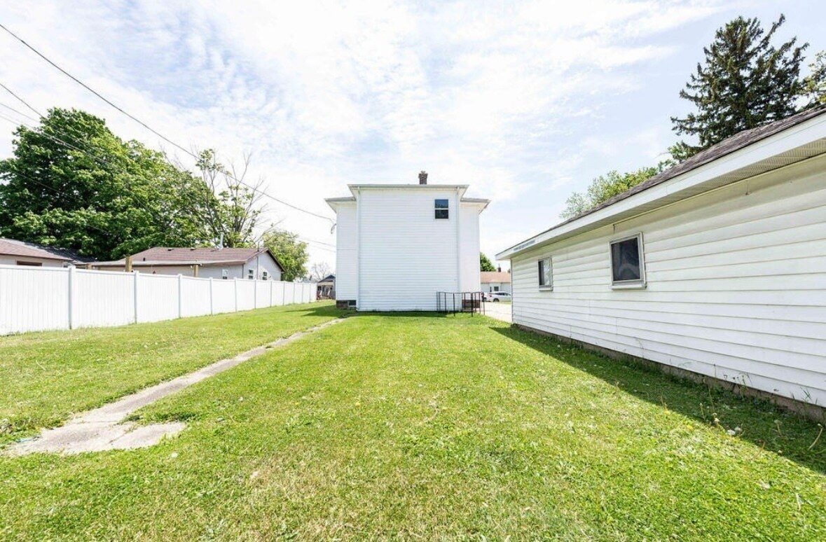 Building Photo - 327 Planett St