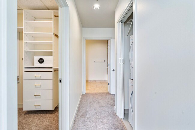 Building Photo - Park Place - 1 bed/1.5 bath/bonus room - Pearl District Condo w/NEW paint/bedroom carpet/parking/...