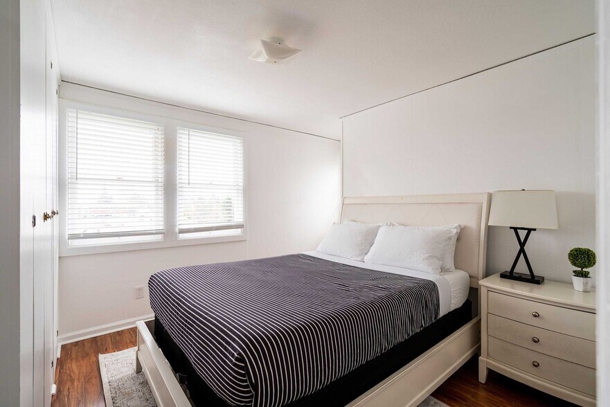 Building Photo - 825 SE 49th Ave