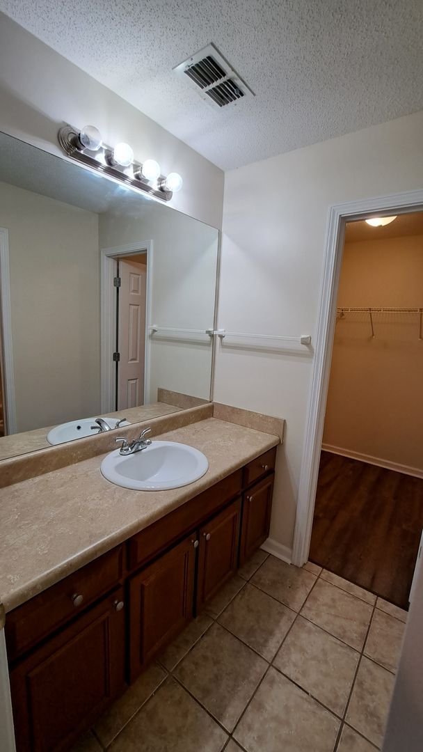 Building Photo - 221 Glade Ln