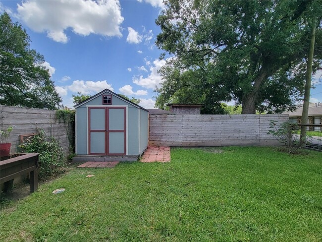 Building Photo - 802 E 39th St