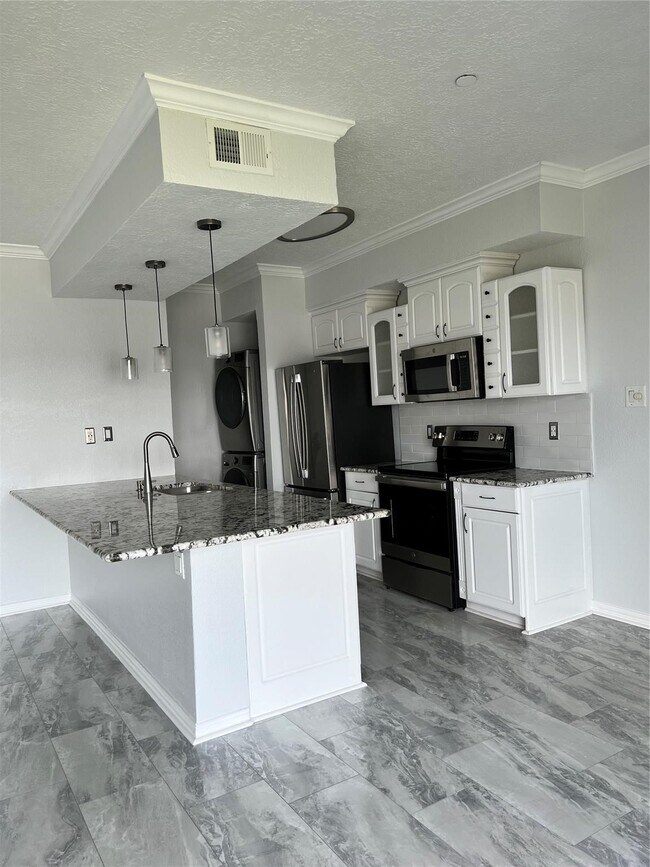 Building Photo - 351 Lakeside Ln