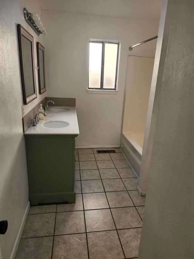 Building Photo - 8805 Yankee Dr NE