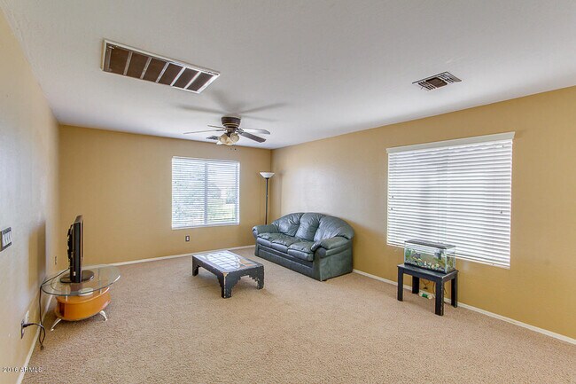 Building Photo - Amazing 4 bedrooms, 3 bathrooms house in P...