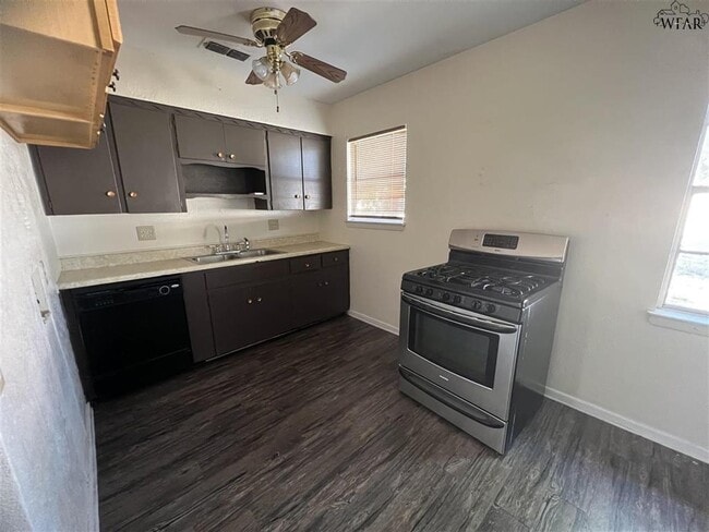 Building Photo - 1421 Tanbark Rd