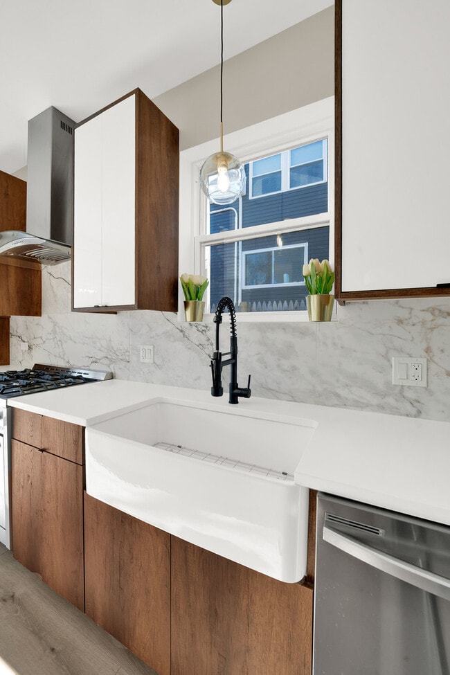 Building Photo - 5901 W Erie St