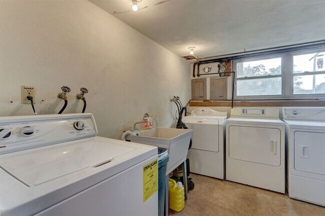 Building Photo - Sun Prairie Duplex
