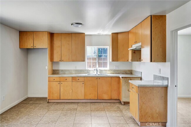 Building Photo - 6827 Simpson Ave