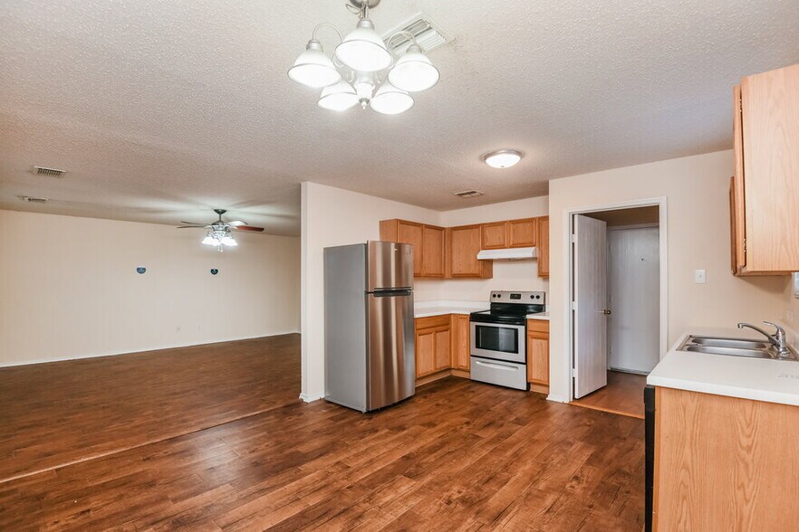 Building Photo - 4852 Waterford Dr