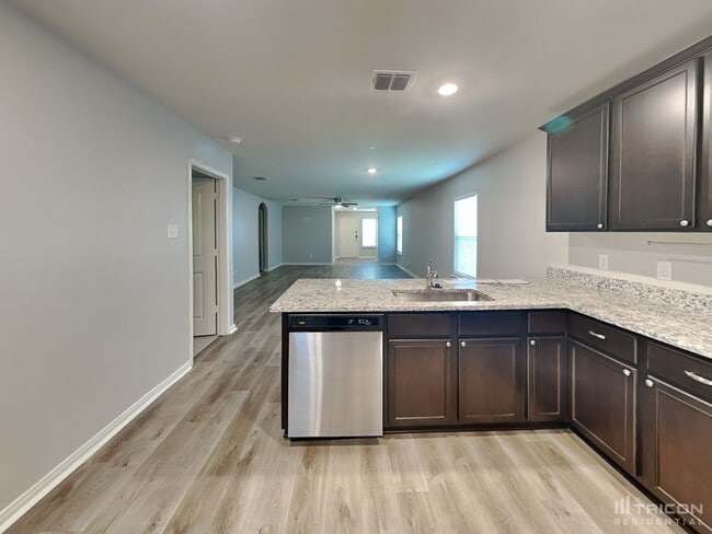 Building Photo - 715 Wonderland Trail