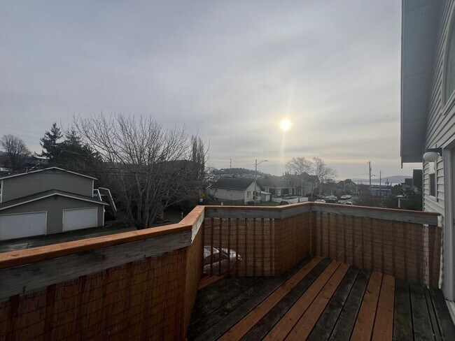 Building Photo - 2 Bed, 1 Bath 2nd Floor Unit in Lettered Streets District
