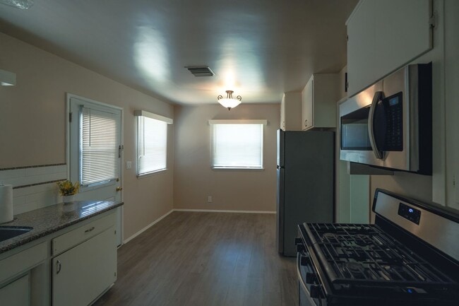 Building Photo - 240 N Shamrock Ave