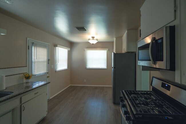 Building Photo - Charming Monrovia Home in a Prime Location!