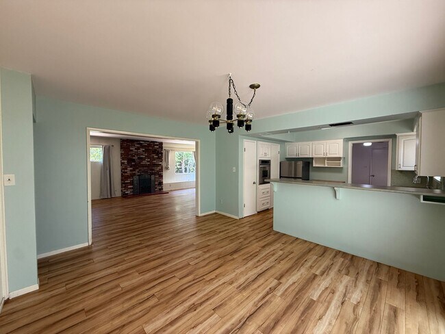 Building Photo - Large Ranch-Style Home in Vista
