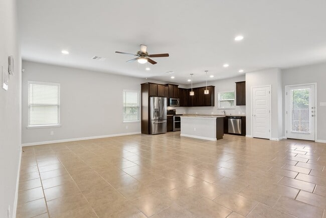 Building Photo - 3 Bedrooms and 2.5 Bathrooms located in Ca...